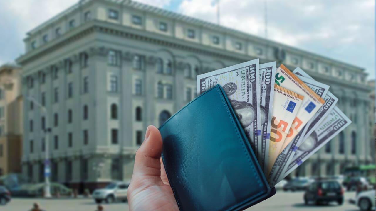 Ипотека дешевеет, но доллар растет: что выгоднее для покупателя?
