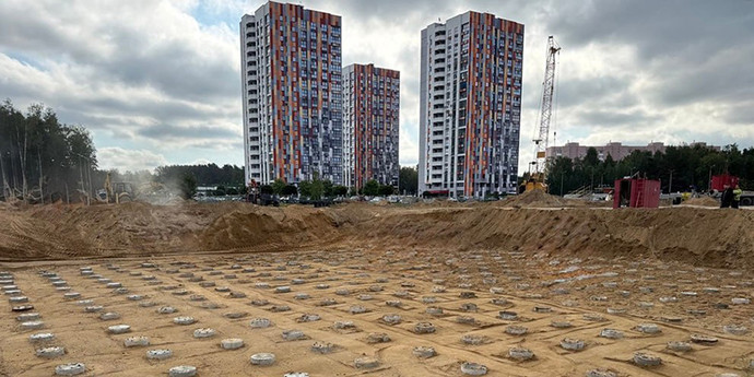 За Уручьем начали строить три жилые многоэтажки